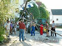 2005-05-01 maibaum aufstellen 005 01 05 2005 17 05 01 a