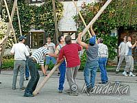 2005-05-01 maibaum aufstellen 015 01 05 2005 17 20 07 a