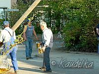 2005-05-01 maibaum aufstellen 018 01 05 2005 17 21 33 a
