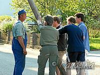 2005-05-01 maibaum aufstellen 026 01 05 2005 17 28 09 a
