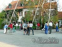2005-05-01 maibaum aufstellen 039 01 05 2005 17 36 18 a