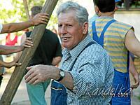 2005-05-01 maibaum aufstellen 043 01 05 2005 17 37 57 a