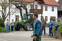 2011-05-01 maibaum-aufstellen 2011 01 05 2011 17 42 31 c