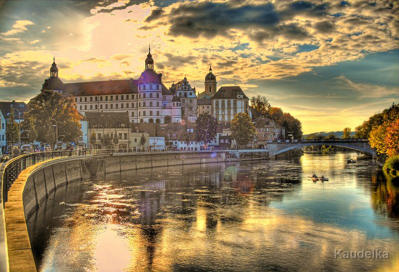 schloss_neuburg_in_der_abenddaemmerung.jpg - Schloß Neuburg in der Abenddämmerung