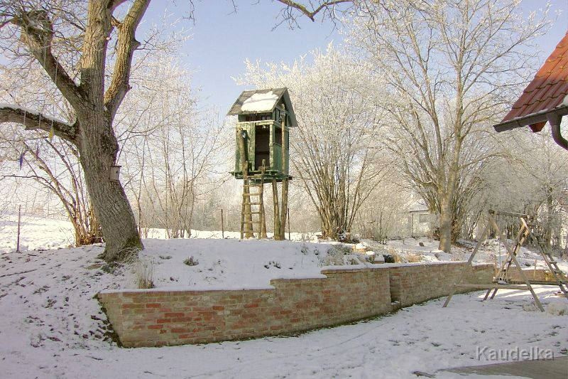 85_gartenfotos_b002.jpg - Baumhaus und Mauer im Winter