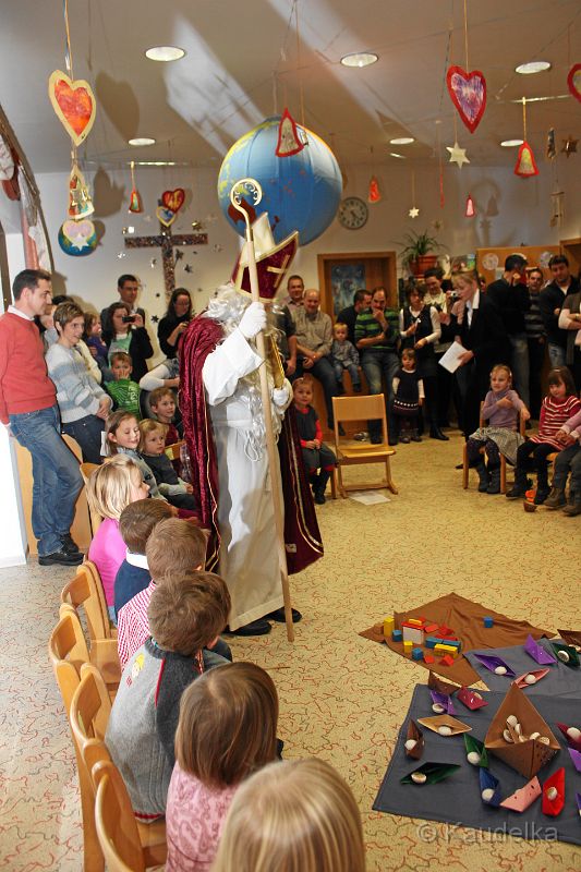 nikolausbesuch_im_kindergarten_2010_11.jpg - Nikolausbesuch im Kindergarten 2010