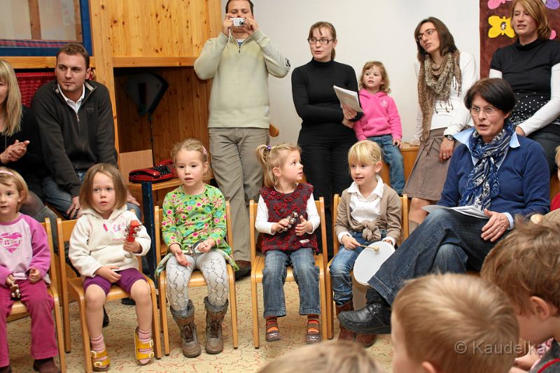 nikolausbesuch_im_kindergarten_2010_16.jpg - Nikolausbesuch im Kindergarten 2010