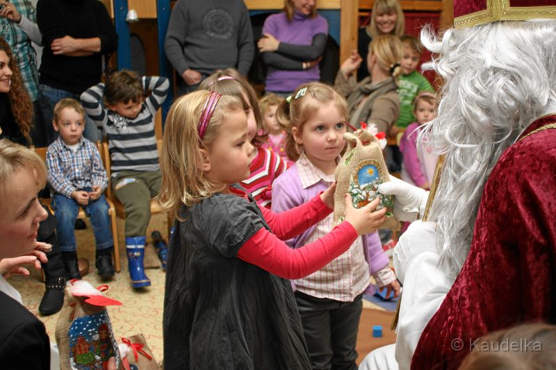 nikolausbesuch_im_kindergarten_2010_21.jpg - Nikolausbesuch im Kindergarten 2010