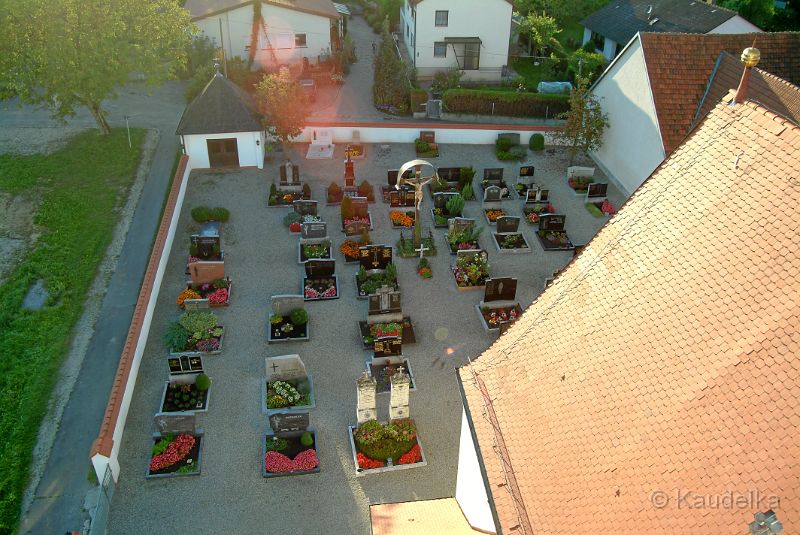 oberlauterbach-vom-kirchturm_b001.jpg - Friedhof vom Kirchturm aus gesehen